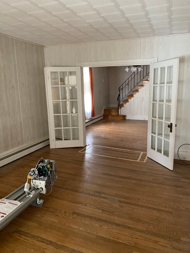 Building Photo - 16 W 6th St