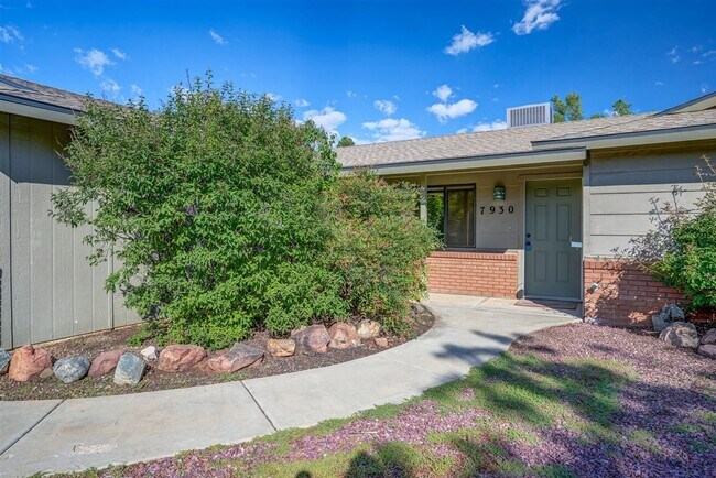 Foto del edificio - 7930 E Larkspur Ln