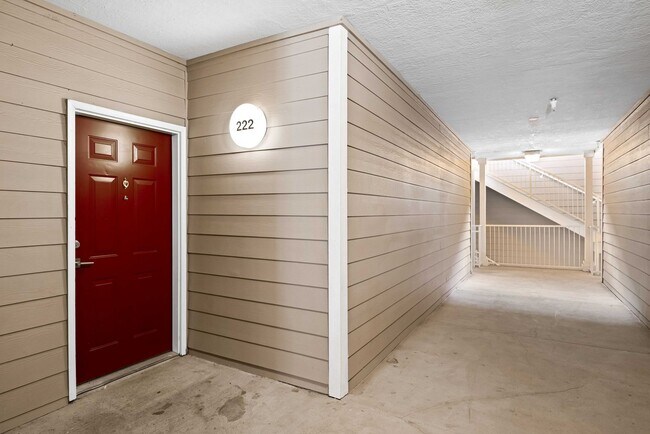 Building Photo - 2 Bedrooms / 2 Bathrooms Condo Near UNR