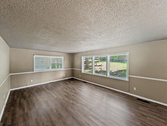 Building Photo - 16 Evesham Ln