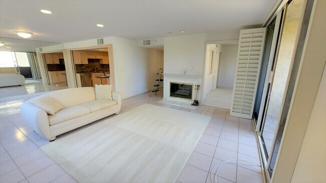 Building Photo - 2420 Torrey Pines Rd