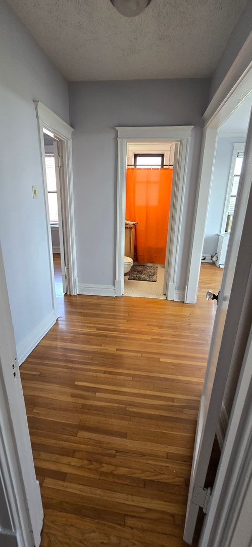 Building Photo - Charming Top Floor Penthouse Condo with Vi...
