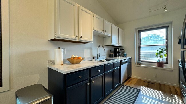 Foto del edificio - $1,800 | 3 Bedroom, 2 Bathroom Town Home |...