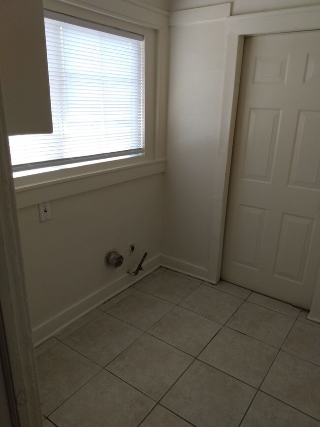 Building Photo - 1 Bedroom, 1 Bath Duplex in Hanford