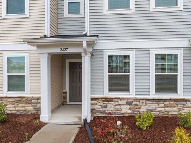 Building Photo - Raleigh Living Made Easy – 3BR Townhome w/ Amenities & Prime Location
