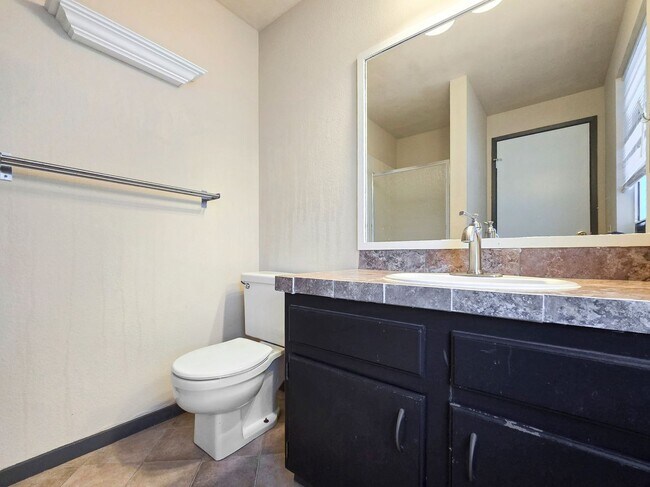 Foto del edificio - Charming 4-Bedroom Home with Bonus Rooms &...