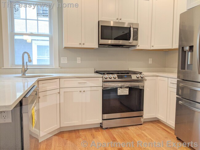 Building Photo - Medford/Tufts 3 Bedrooms, 2 baths - Parkin...