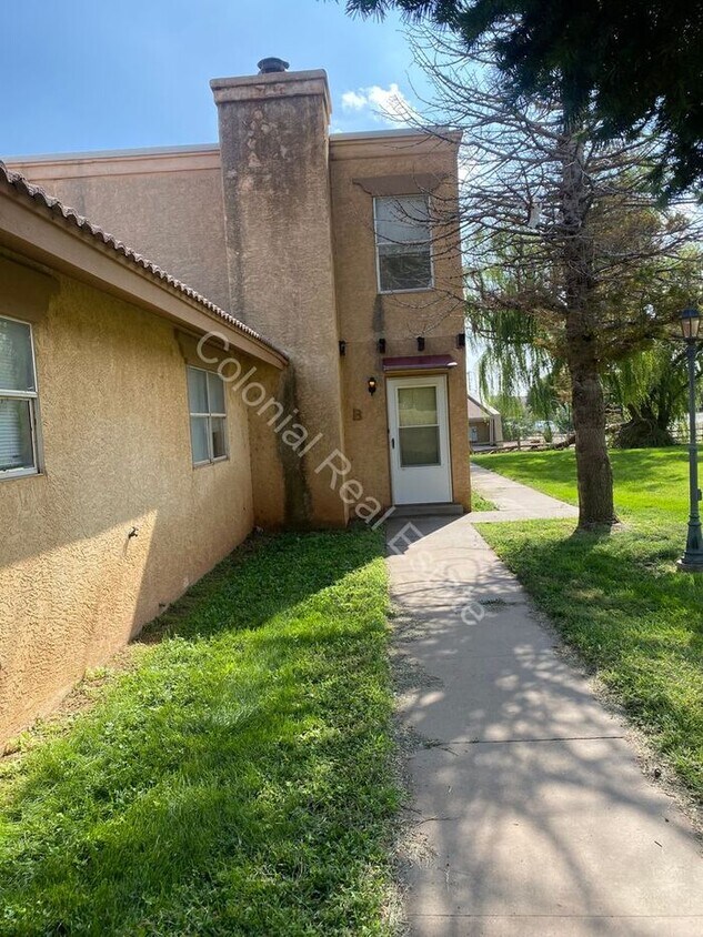 Primary Photo - Spacious and updated 2 bedroom 1 and 1/2 b...