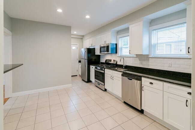 Building Photo - 5 Bedroom