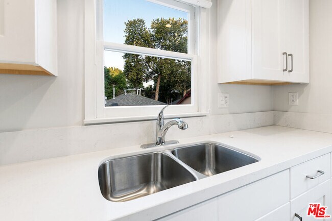 Foto del edificio - 625 1/2 Westmount Dr-