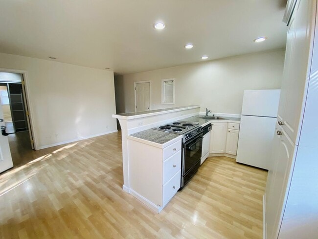 Building Photo - One Bedroom Cottage Style Home in Central Everett