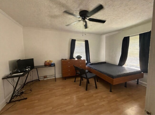 Foto del edificio - 3 bedroom 1 bath house w/ 2 car garage