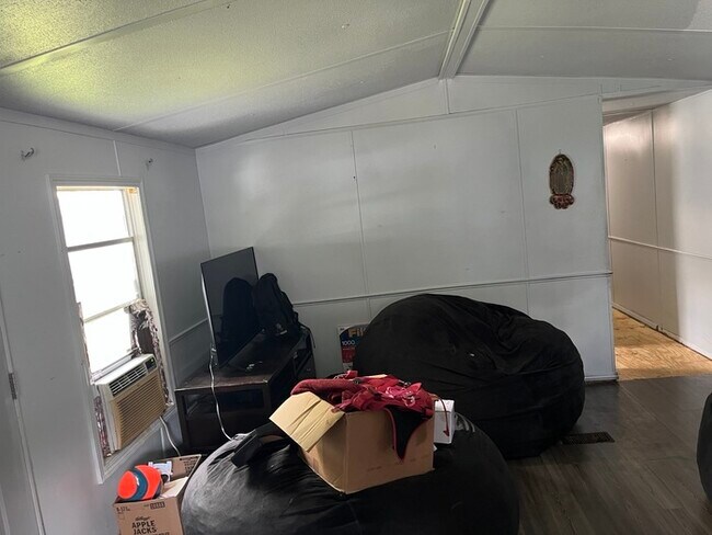 Foto del edificio - 2 Bed 1 Bath Mobile Home