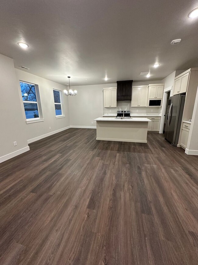 Foto del edificio - Stunning New 4 Bedroom Townhome in Idaho F...