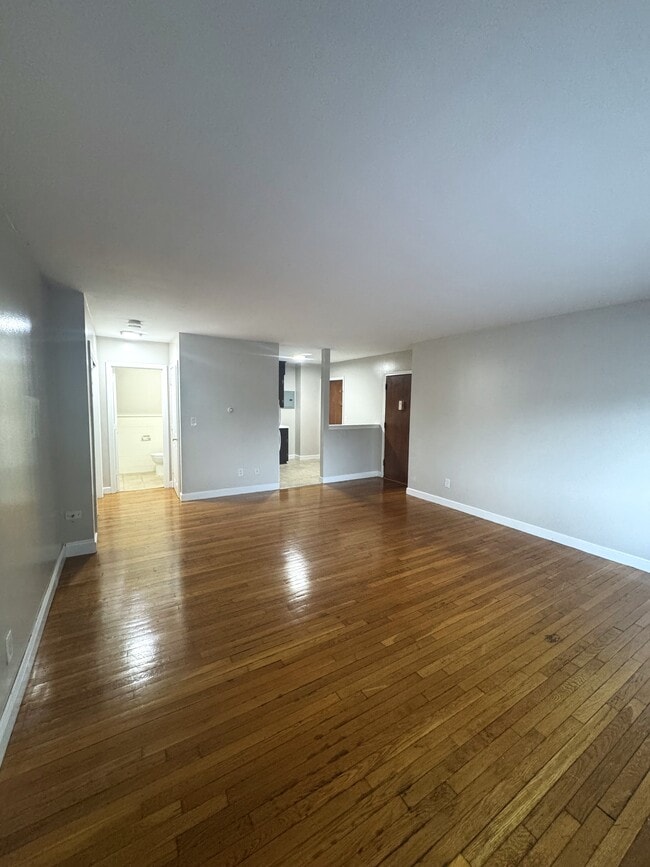 Building Photo - 580 Bridge St