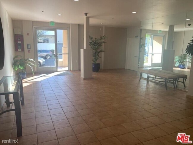 Foto del edificio - 2 br, 2 bath Condo - 10790 Rose Ave Unit 107