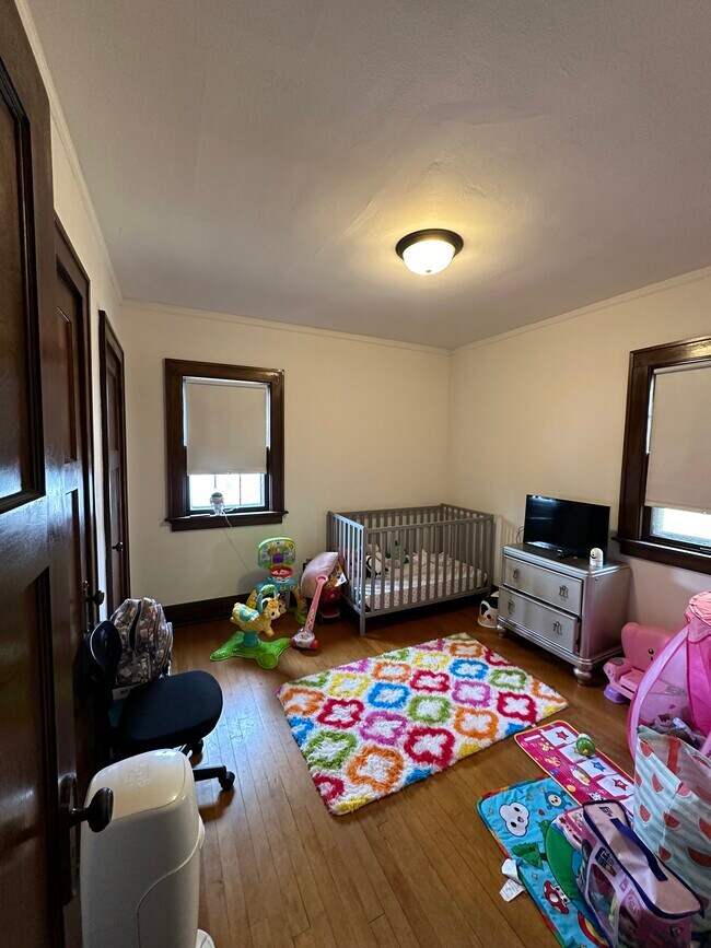 Building Photo - Glorious 2 bedroom in West Milwaukee