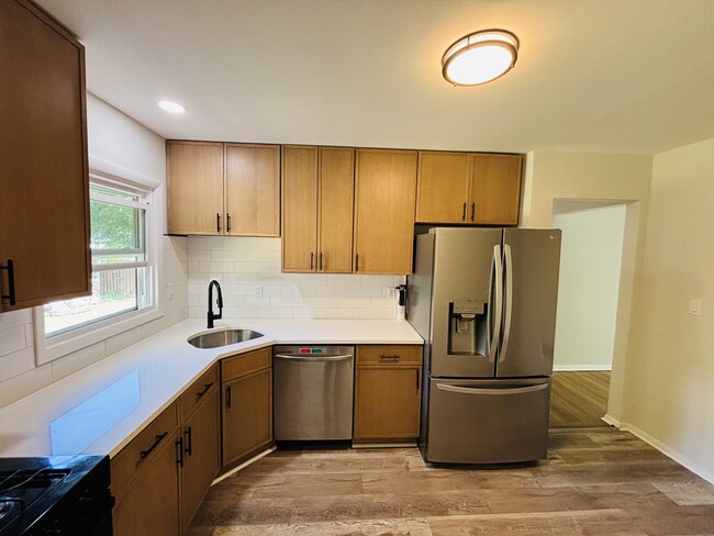 Building Photo - 159 Greglawn Dr