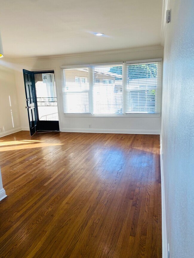 Foto del edificio - Beautiful 2 Bedroom Condo In Long Beach