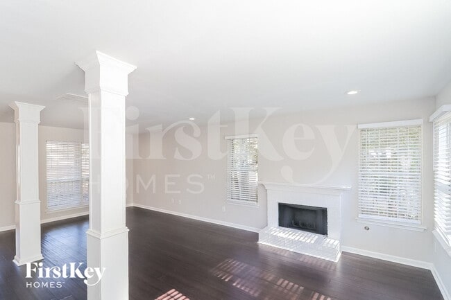 Foto del edificio - 5829 Millers Pond Ln