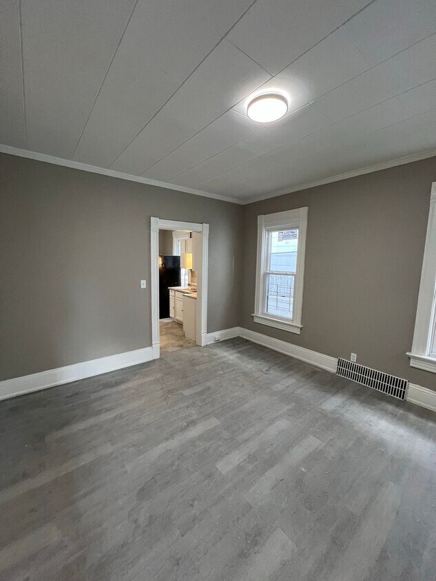 Building Photo - 3 Bedroom Single Family