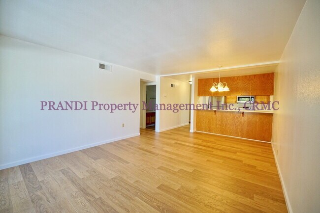 Foto del edificio - Top Floor Condo with New Flooring and Deck