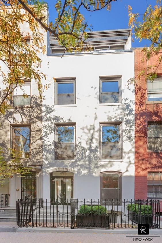 Primary Photo - 225 West 22nd Street