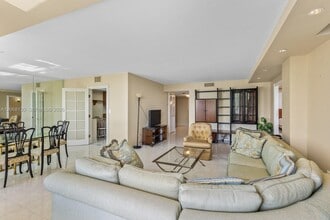 Building Photo - 1420 Brickell Bay Dr