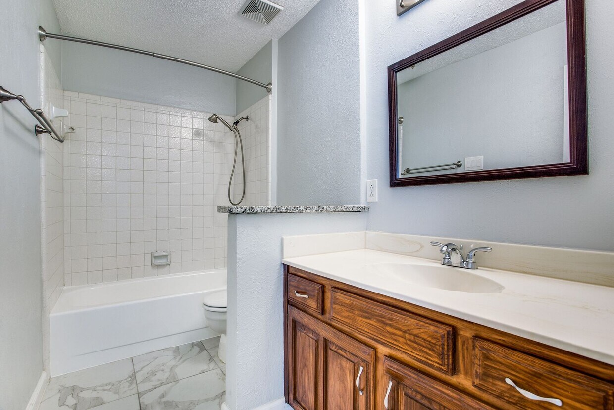 2-Bedroom Condo in Garland - Private Patio... - 2-Bedroom Condo in Garland - Private Patio...
