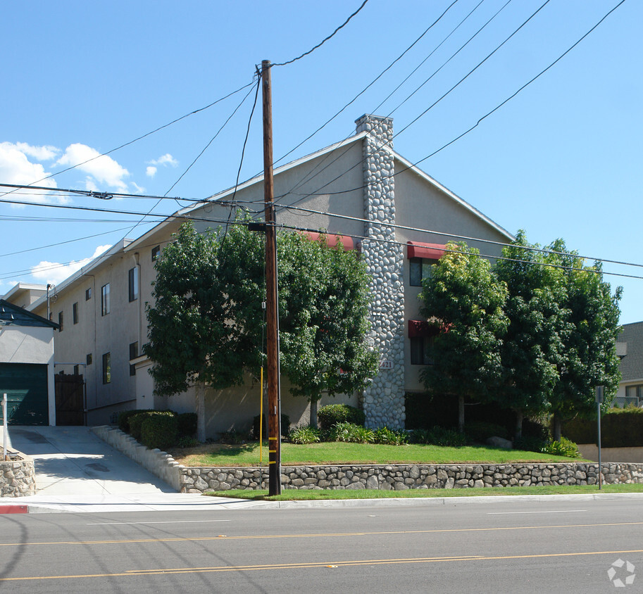 Building Photo - 2421 Montrose Ave