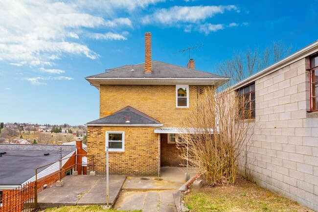 Foto del edificio - Available now! STUNNING 3-BEDROOM / 2-BATHROOM home in CARRICK!  SECTION 8 ACCEPTED!