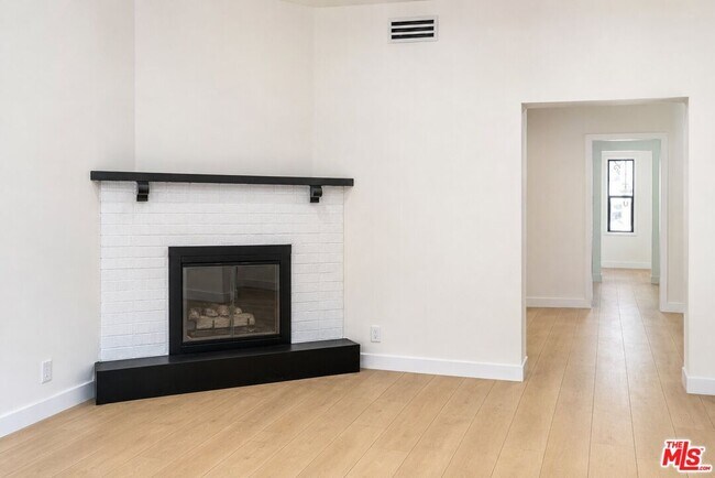 Foto del edificio - 6132 Whitsett Ave