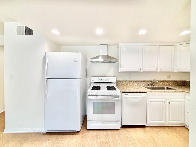 Foto del edificio - Bright 2 Bed 2 Bath | Surfside Community |...