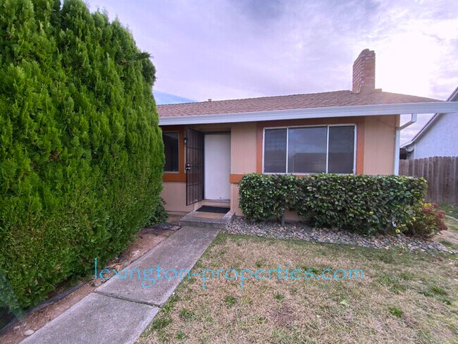 Building Photo - Charming 3 BD, 2 BA, Home with Modern Upgr...