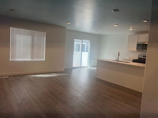 Building Photo - Charming Townhome in Provo, UT