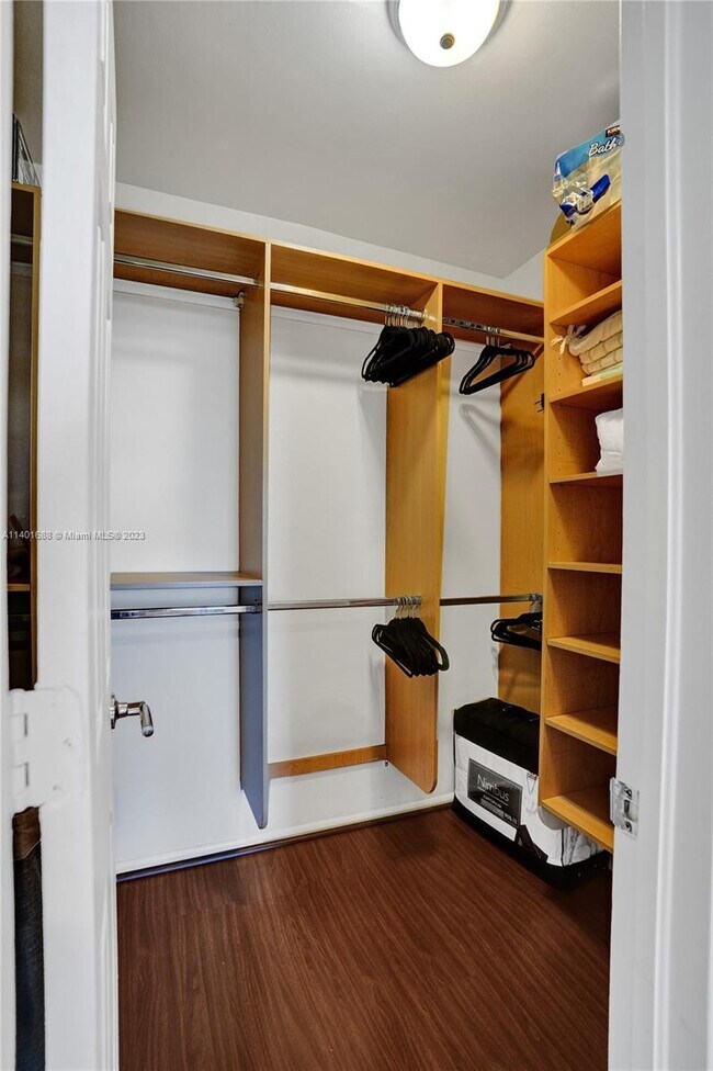 Foto del edificio - 5600 Collins Ave