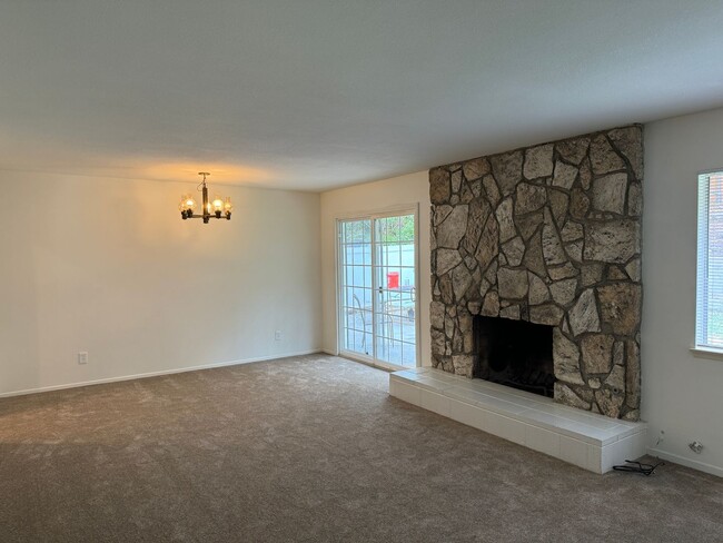 Building Photo - 4 Bedroom, 2 Bath Home, Located in Riverside