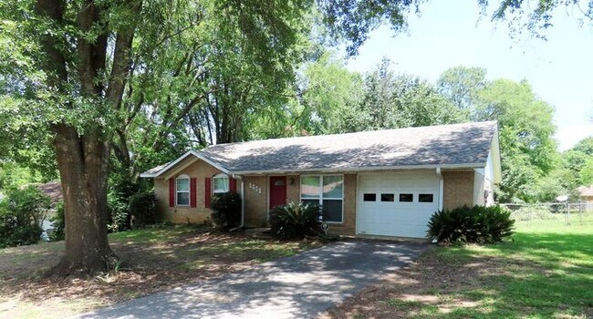 Building Photo - Cozy 3 Bedroom, 2 Bath Home w/Fenced Yard