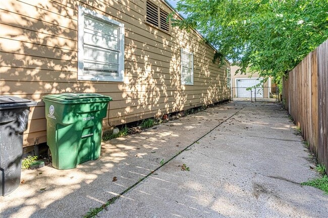 Building Photo - 1726 Du Barry Ln