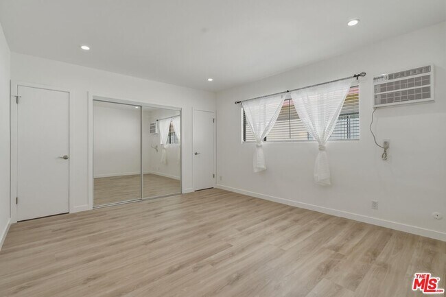 Building Photo - 1827 N Van Ness Ave