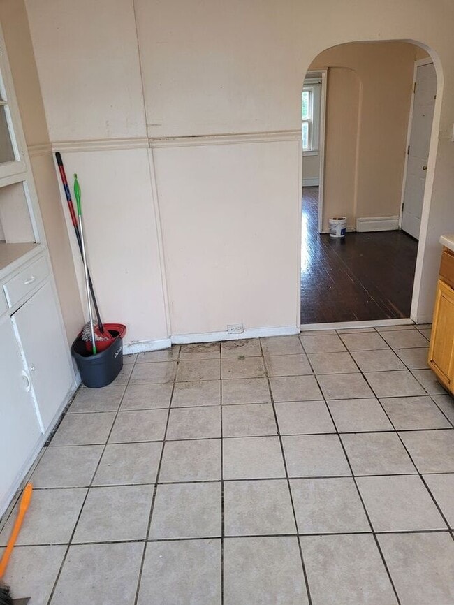 Photo - 3rd FL apt with private entrance, off St. ...