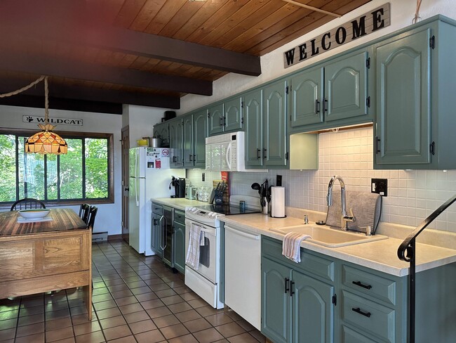 Building Photo - 44 Linderhof Golf Course Rd