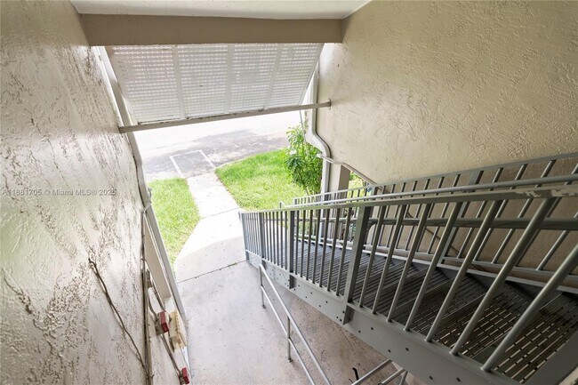Foto del edificio - 17580 NW 67th Pl