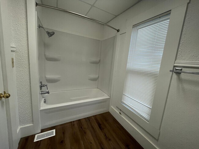 Building Photo - 2 Bedroom 1 Bathroom Home