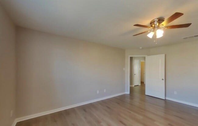 Foto del edificio - AVAILABLE NOW