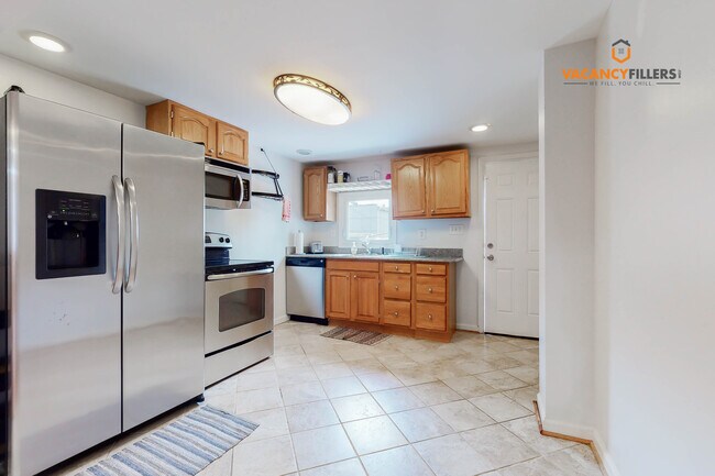 Building Photo - 3 bed, 2 bath townhouse in Locust Point wi...