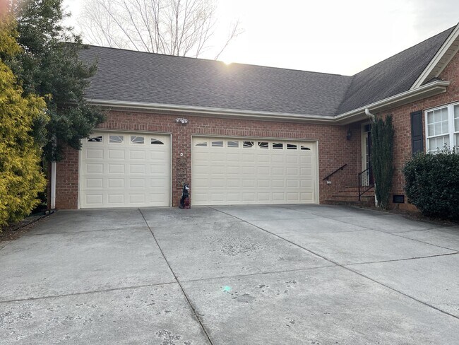 Foto del edificio - "Charming Kernersville Retreat: Spacious 4-Bed Gem with Granite Touches & Cozy Fireplace"