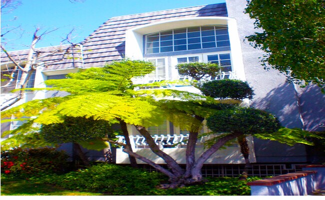 Ask about move-in Special - 2638 S Barrington Ave