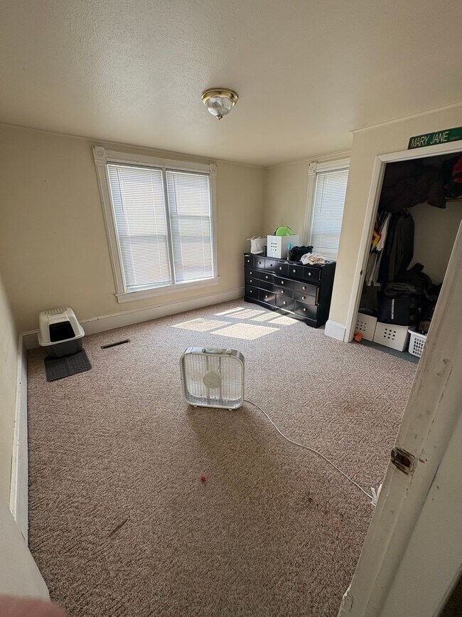 Foto del edificio - Campus Housing 3 Bed 1 Bath - Last Minute Availability! Steps from campus!