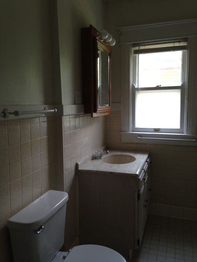 Bath - 1419 S Lowell Ave